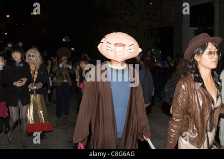 Teilnehmer in Tracht gekleidet teilnehmen, während die jährliche Halloween-Parade in Greenwich Village in New York. Stockfoto