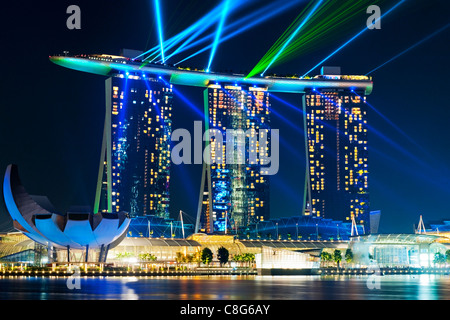 Nächtlichen Licht und Wasser zeigen, "Voller Wunder", mit dem Laser an der Marina Bay Sands Hotel, Singapur Stockfoto