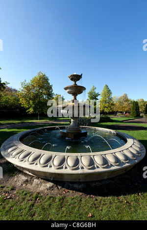 Wasser-Brunnen in Queen Mary es Gärten, Regents Park, London, England, Vereinigtes Königreich. Stockfoto