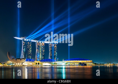 Nächtlichen Licht und Wasser zeigen, "Voller Wunder", mit dem Laser an der Marina Bay Sands Hotel, Singapur Stockfoto