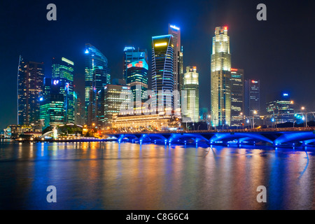 Skyline von Singapur bei Nacht. Stockfoto