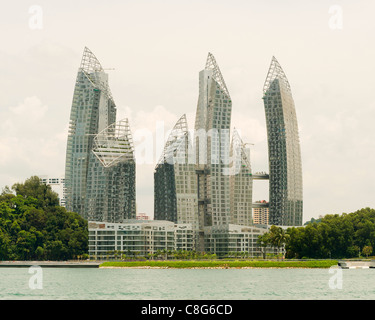 Gebäudekomplex in Bukit Chermin Road, Singapur, in der Nähe der Keppel Golf Club in der Telok Blangah Bezirk. Aus in der Nähe von Fort Siloso, Sentosa gesehen Stockfoto