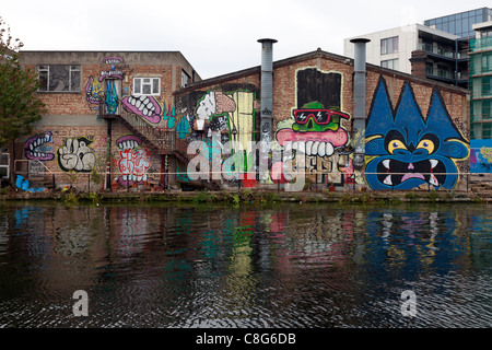 Graffiti am Fluss Lee Navigation Kanal Leinpfad. East London, UK. Stockfoto