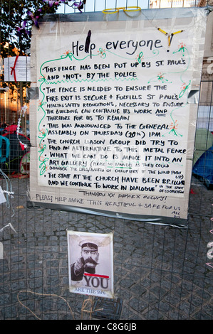 Camping außerhalb der Londoner St. Pauls Cathedral London-Protest zu besetzen Stockfoto