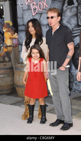 Billy Bob Thornton, Familie im Ankunftsbereich für Premiere PUSS IN BOOTS, Regency Village Theater in Westwood, Los Angeles, CA 23. Oktober 2011. Foto von: Elizabeth Goodenough/Everett Collection Stockfoto