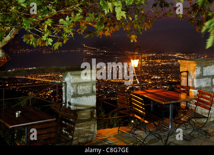 Panoramablick über Volos Stadt aus dem Quadrat von Makrinitsa Dorf, Berg Pelion, Thessalien, Griechenland. Stockfoto