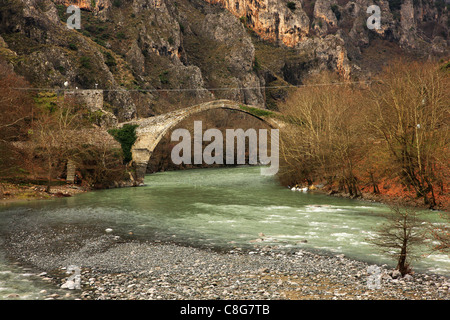 Die alte Stein gewölbten Brücke von Konitsa, Kreuzung Fluss Aoos, Ioannina, Epirus, Griechenland. Stockfoto