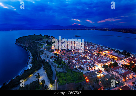 Panorama der Stadt Nafplio und dem Argolischen Golf von Palamidi Burg, in der "blauen" Stunde. Peloponnes, Griechenland Stockfoto