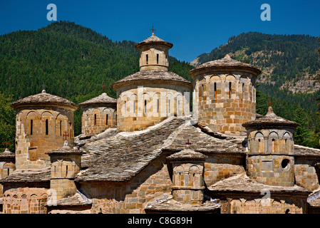 Einige der 13 (!) Kuppeln von Doliana (oder "Dolianon") Kloster in Aspropotamos Region, Trikala, Thessalien, Griechenland Stockfoto