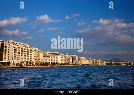 Die "Alte Promenade" (Nikis Avenue) Küstenstraße von Thessaloniki, Makedonien, Griechenland. Im Hintergrund, der weiße Turm. Stockfoto