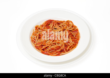 Vollkorn-Spaghetti mit Tomatensauce in Schüssel weiß auf weißem Hintergrund Ausschnitt gekocht. Stockfoto