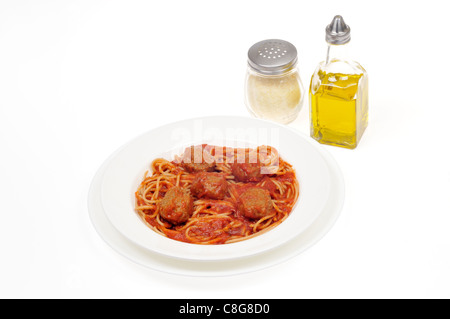 Gekochte Vollkorn Spaghetti mit Fleischbällchen in weiße Schüssel mit Gewürzen Olivenöl und Parmesan auf weißem Hintergrund Ausschnitt. Stockfoto