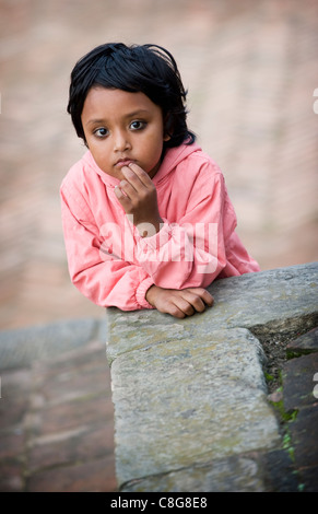 Junges Mädchen gekleidet in rosa Posen für die Kamera, Durbar Square, Bhaktapur, Nepal Stockfoto