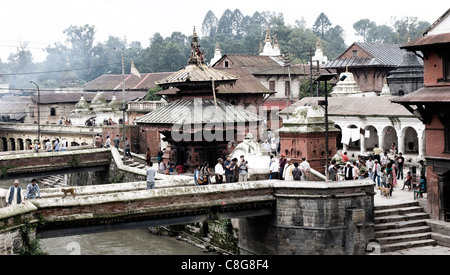 Der Heilige hinduistische Tempelanlage von Pashupatinath am Ufer des Flusses Bagmati, Kathmandu-Tal, Nepal, Asien Stockfoto