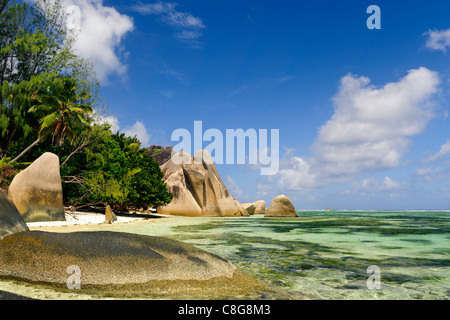Lagune umgeben von weißen Sandstränden und Hintergrund des hoch aufragenden Granitfelsen Stockfoto