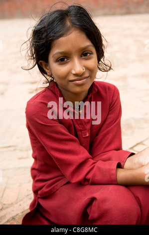 Ein junges Mädchen posiert für die Kamera in Patans Durbar Square in der Nähe von Kathmandu, Nepal Stockfoto