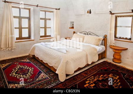 Landschaft renovierte Schlafzimmer Koza Höhle Kalkstein Innenraum luftig, weiße bestickte Bettwäsche, Möbel architektonischen Details Stockfoto