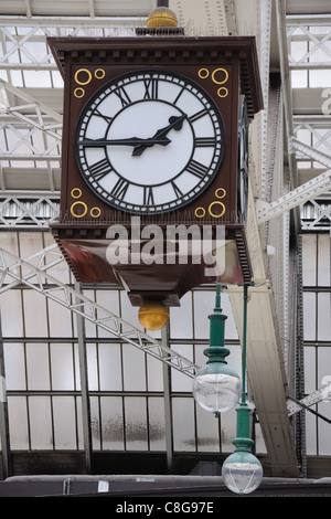 Big Cube vierseitige Uhr, die vom Glasdach des Central Station Bahnterminals in Glasgow, Schottland, Großbritannien, Europa hängt. Stockfoto