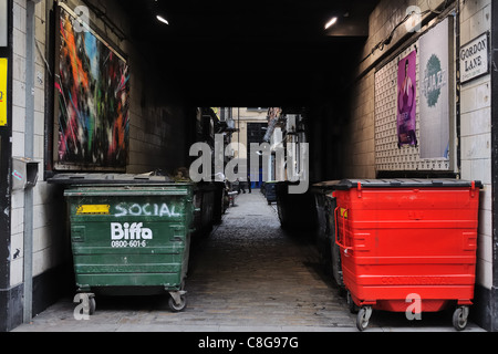 Behälter-Linie eine Seitenstraße Gasse in Glasgow zu verweigern Stockfoto