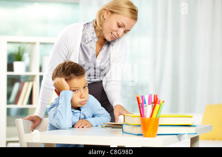 Porträt der müde Blick in die Kamera beim Tutor erklären, etwas in der Nähe von jungen Stockfoto