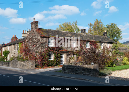 Steinhütten typische Peak District in Derbyshire Dorf von Baslow Stockfoto