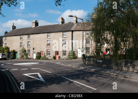 Reihe von typischen Steinhäusern Peak District und Geschäften in Derbyshire Dorf von Baslow Stockfoto