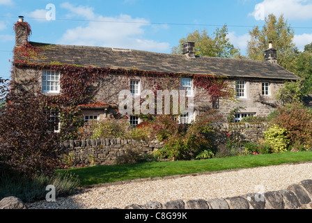 Steinhütten typische Peak District in Derbyshire Dorf von Baslow Stockfoto
