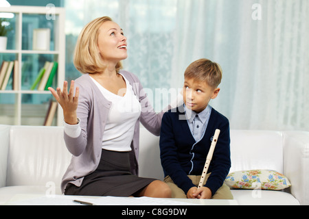 Porträt des Schülers mit Blick auf sein Lehrer sprechen über Musik mit Bewunderung Querflöte Stockfoto