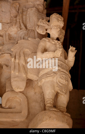 Ein geflügelter Krieger geschnitzt in Stein schützen das Grab des Ukit Kan Le'K Tok, Ek Balam, Yucatan, Mexiko Stockfoto