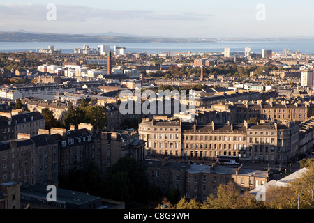 Blick in Richtung Leith und den Firth of Forth von Calton Hill, Edinburgh, Lothian, Schottland, Vereinigtes Königreich Stockfoto