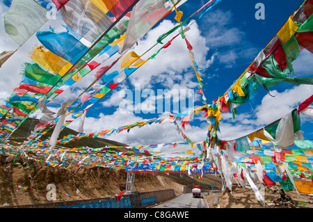 Gebetsfahnen überschreiten Friendship Highway zwischen Lhasa und Kathmandu, Tibet, China Stockfoto