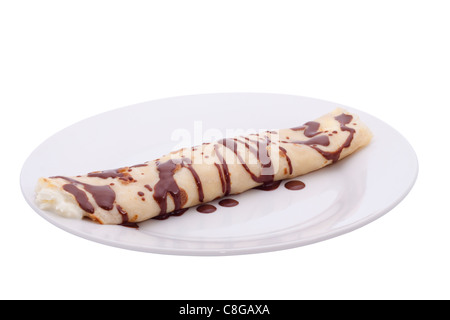 Crepe mit Sahne und Schokolade gerollt, isoliert auf weißem Hintergrund. Stockfoto