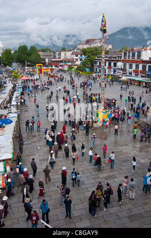Blick über den Barkhor, einem öffentlichen Platz rund um den Jokhang Tempel in Lhasa, Tibet, China Stockfoto
