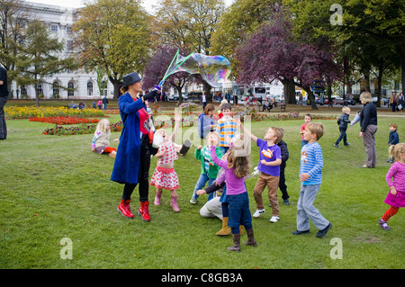 Die Bubbleologist - ein Kinder-Entertainer mit einer Blase Schwert erstelle ich eine riesige Blase, die Kleinkinder besticht. Stockfoto