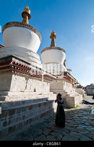 Pilger vor den weißen Stupas am Tashilumpo Kloster, Shigatse, Tibet autonome Region, China Stockfoto