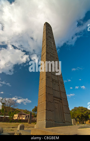 König Ezana Stele ist der zentrale Obelisk noch stehen im nördlichen Stelen Park, Axum, Äthiopien Stockfoto