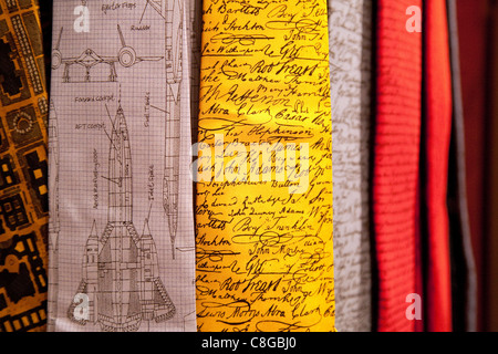 Erinnerungsgeschenk knüpft mit der Declaration of Independence auf sie, der Souvenirladen der National Archives, Washington DC USA Stockfoto