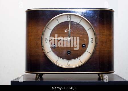 Deutsche elegante Antike Uhr. Stockfoto