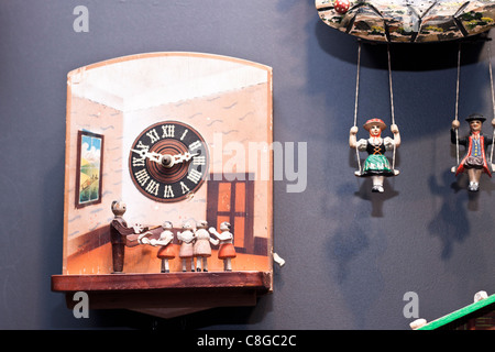 Alten bunten geschnitzten Uhr. Claphams National Uhrenmuseum, Whangarei, Neuseeland. Stockfoto