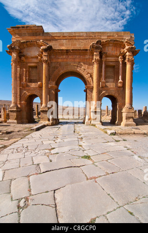 Bogen des Trajan, in der römischen Ruinen, Timgad, UNESCO-Weltkulturerbe, Algerien, Nordafrika Stockfoto