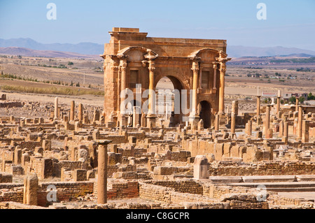 Der Trajansbogen in der römischen Ruinen, Timgad, UNESCO-Weltkulturerbe, Algerien, Nordafrika Stockfoto