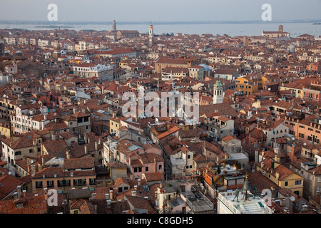 Venedig-Dächer von St. Mark Bell gesehen Turm, Venedig, UNESCO-Weltkulturerbe, Veneto, Italien Stockfoto