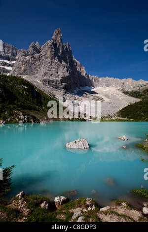 Glacial Sorapiss See und Gottes Finger Berg im Hintergrund, Dolomiten, östlichen Alpen, Veneto, Italien Stockfoto