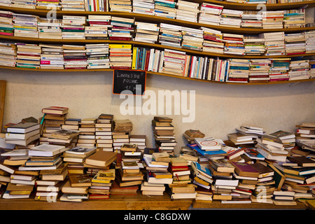 Bücher zu verkaufen, Les Puces de Saint-Ouen Flohmarkt, Porte de Clignancourt, Paris, Frankreich Stockfoto