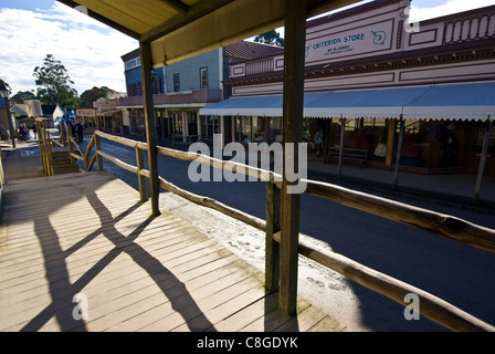 Die staubige Hauptstraße von einer Goldgräberstadt aus einer Shop-Veranda. Stockfoto