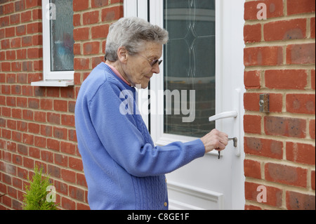 Ältere Frau sperren / entsperren vordere Tür