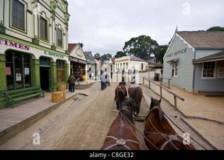 Ein Team von Clydesdale-Pferde ziehen eine Postkutsche in einer Goldgräberstadt. Stockfoto