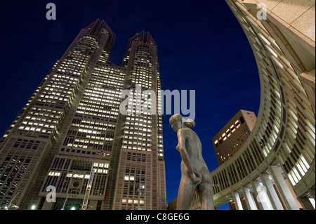 Zwillingstürme des Tokyo Metropolitan Government Bürogebäudes in West Shinjuku, Tokyo, Japan Stockfoto