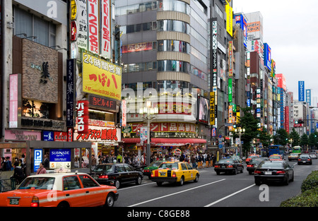 Neonreklamen leuchten das Vergnügungsviertel Kabukicho in Shinjuku, Tokyo, Japan Stockfoto