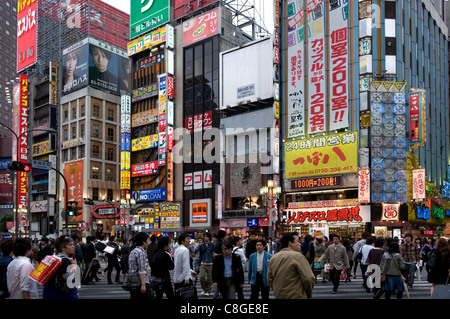 Neonreklamen leuchten das Vergnügungsviertel Kabukicho in Shinjuku, Tokyo, Japan Stockfoto